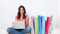 Ilustrasi perempuan belanja online. (skylinewears.com)