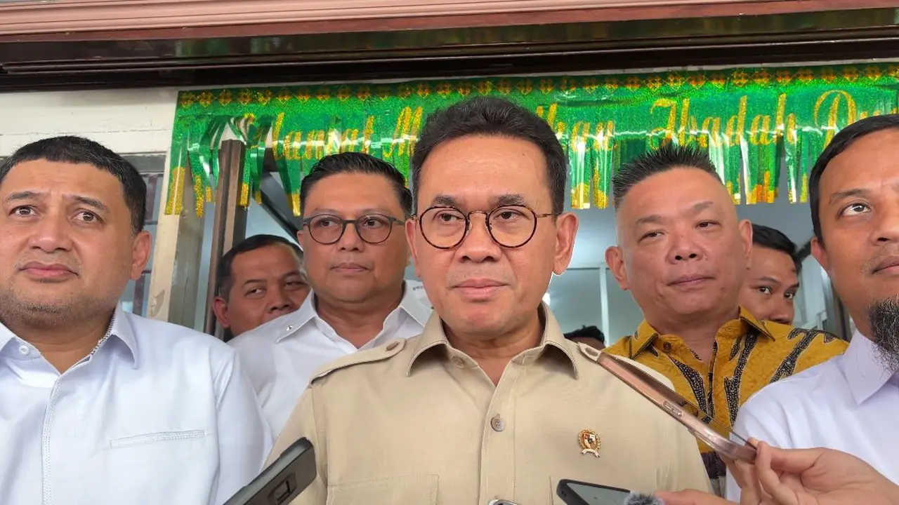 Menteri Perdagangan Budi Santoso saat meninjau harga pangan di Makassar pada Rabu (4/3/2026). (Liputan6.com/Fauzan)