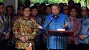 Ketum Partai Demokrat Susilo Bambang Yudhoyono atau SBY (kanan) didampingi Ketum Partai Gerindra Prabowo Subianto (kiri) memberi keterangan usai bertemu di Jakarta, Senin (30/7). Demokrat mengusung Prabowo sebagai capres 2019. (Liputan6.com/JohanTallo)