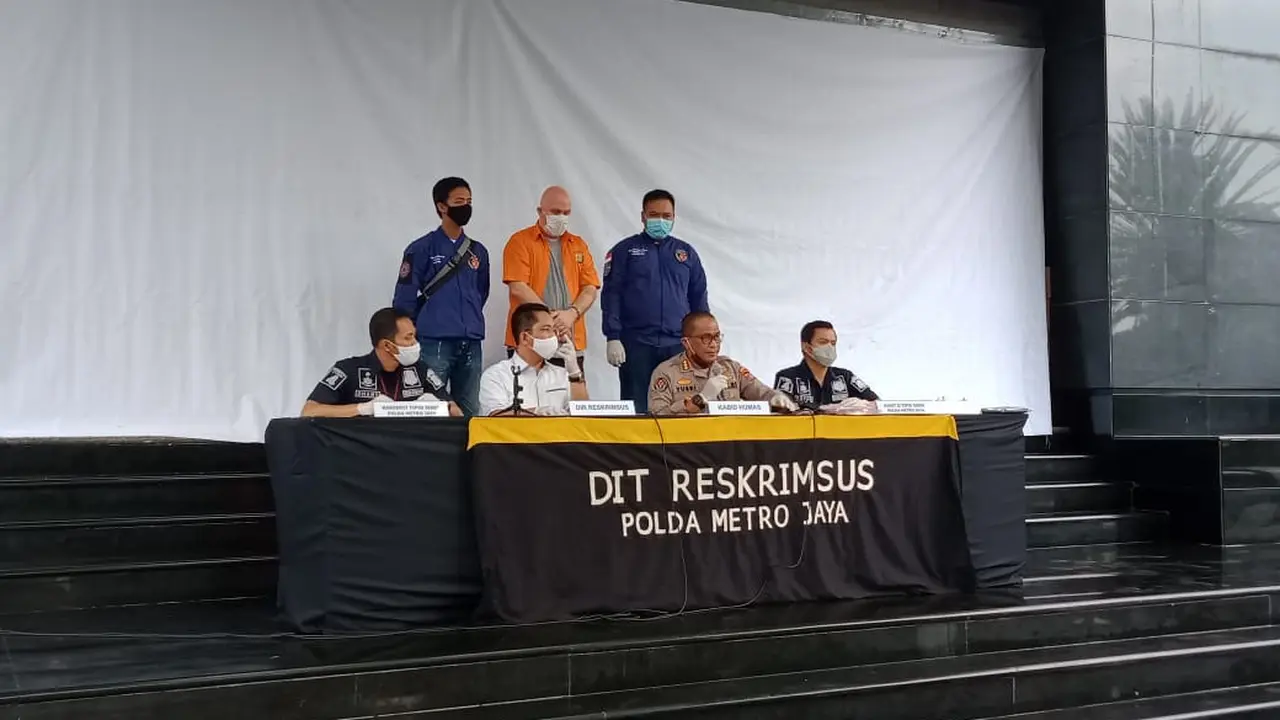 Polda Metro Jaya tangkap buronan Federal Bureau of Investigation (FBI), Russ Medlin di kawasan Kebayoran Baru, Jakarta Selatan.