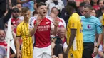 Ekspresi bingung pemain Arsenal, Declan Rice setelah diganjar kartu merah oleh wasit pada laga lanjutan Liga Inggris 2024/2025 melawan West Ham United di Emirates Stadium, London, Inggris, Sabtu (31/08/2024). (AP Photo/Alastair Grant)