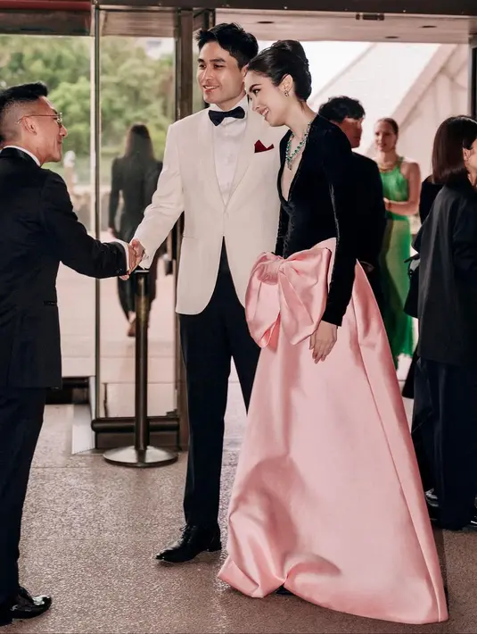 Terbaru, Nong Poy dan Oak Phakwa bak Romeo dan Juliet di acara Cartier. Nong Poy kenakan gaun hitam pink sedangkan Oak Phakwa kenakan setelan jas hitam putih dan dasi kupu-kupu. [@poytreechada]