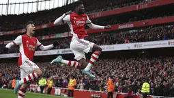 Gelandang Arsenal, Thomas Partey (kanan) berselebrasi usai mencetak gol ke gawang Leicester City pada pertandingan lanjutan Liga Inggris di Stadion Emirates, di London, Senin (14/3/2022). Berkat kemenangan ini Arsenal kembali naik ke peringkat empat klasemen sementara. (AP Photo/Ian Walton)