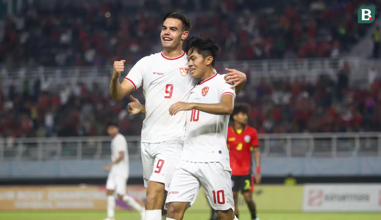 Timnas Indonesia U-19 melaju ke semifinal Piala AFF U-19 2024 dengan status juara Grup A setelah menang 6-2 atas Timor Leste U-19 pada matchday ketiga di Stadion Gelora Bung Tomo, Surabaya. Selasa (23/7/2024). Enam gol tim besutan Indra Sjafri dihasilkan oleh Jens Raven (18', 26'), bunuh diri Alexandre Oscar (45+1'), Kadek Arel (51'), Arkhan Kaka (53') dan Kafiatur Rizky (56'). Sementara dua gol Timor Leste U-19 tercipta lewat eksekusi penalti Ricardo Rorinho (23') dan Alexandro Bahkito (86'). Hasil ini menjadikan Indonesia terhindar dari pertemuan dengan Australia di babak semifinal. (Bola.com/Aditya Wany)