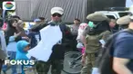 Meski telah dilarang, sejumlah orang masih saja mengenakan atribut bernuansa politik, seperti kaos atau topi di area car free day (CFD) di Jakarta.