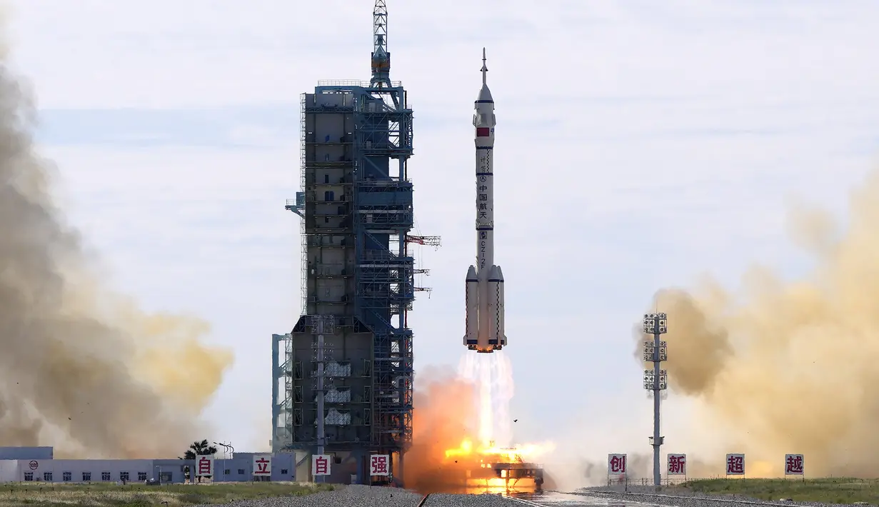 Roket Long March-2F Y12 yang membawa astronaut China dalam pesawat ruang angkasa Shenzhou-12 lepas landas dari Pusat Peluncuran Satelit Jiuquan, China, Kamis (17/6/2021). China sukses meluncurkan Shenzhou-12 yang membawa tiga astronaut (taikonaut) mereka ke luar angkasa. (AP Photo/Ng Han Guan)