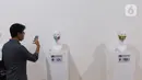 Pengunjung melihat pameran desain masker unik di Summarecon Mall Serpong, Tangerang, Minggu (1/11/2020). Pameran Face mask competition International IDC 2020 diselenggarakan untuk meningkatkan awareness masyarakat tentang pentingnya menggunakan masker di masa pandemi. (Liputan6.com/Angga Yuniar)