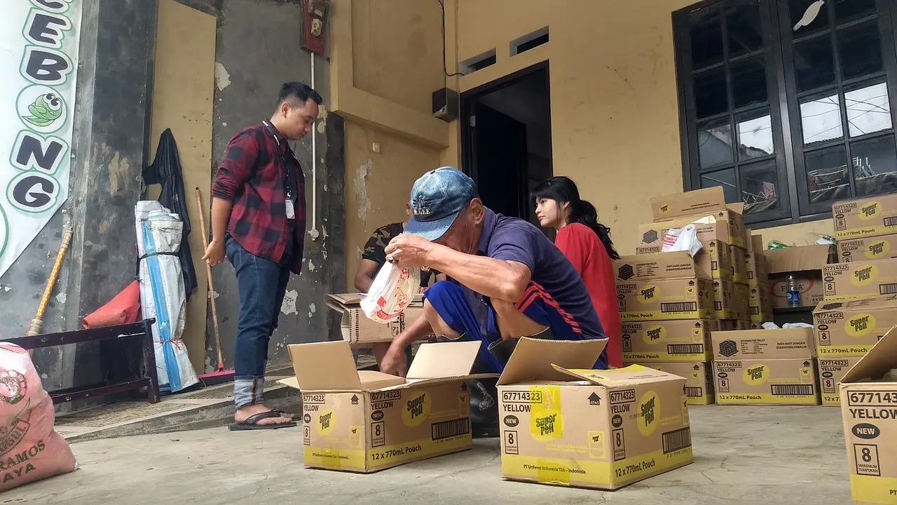 Korban Banjir di Pondok Gede Permai Bekasi Dapat Bantuan Alat-alat Sanitasi