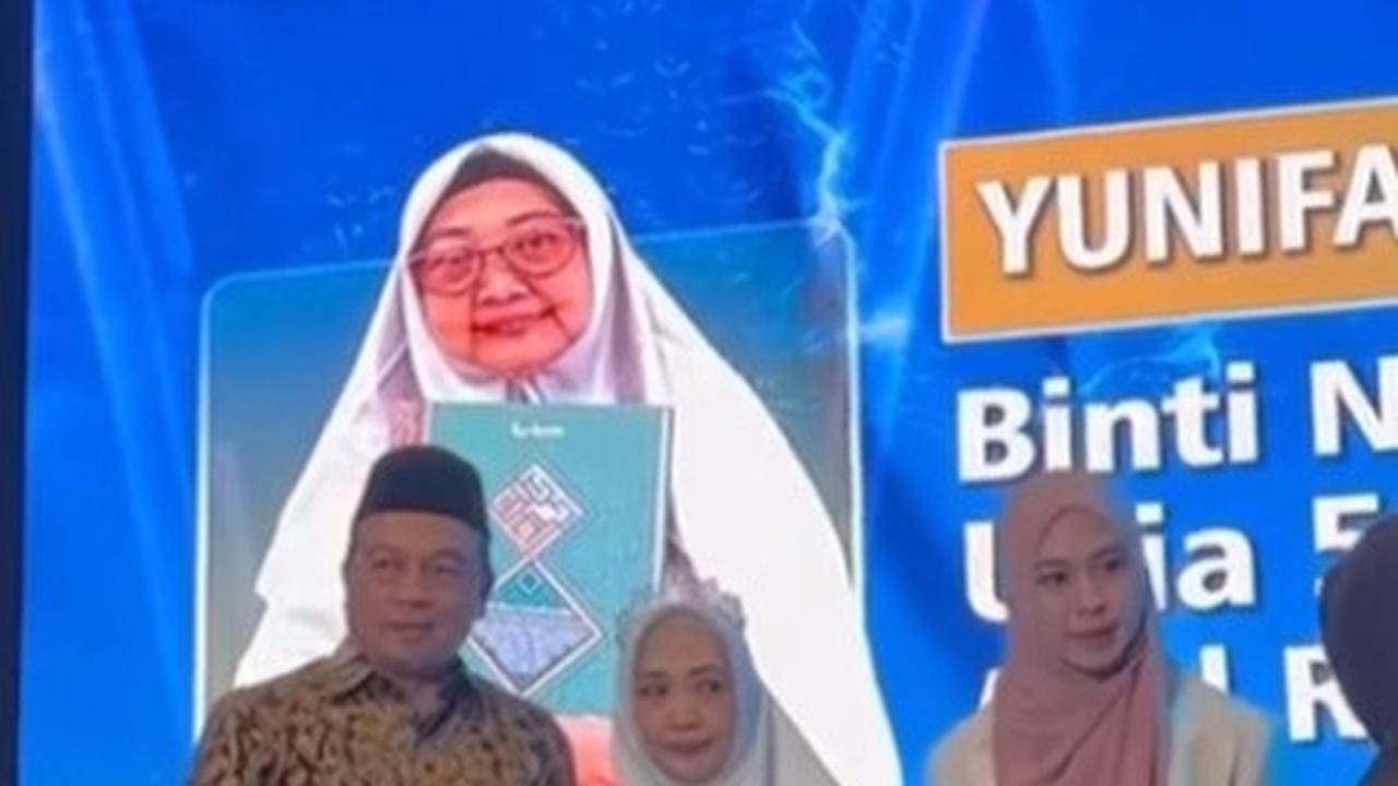 Momen bahagia ini terlihat sangat membekas di hati Yuni. Wajahnya terlihat sangat berseri setelah mendapat ijazah hafalan 15 juz yang ia lakukan.