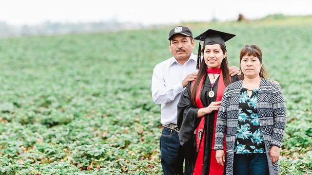 Wanita Ini Foto Wisuda Di Ladang Bersama Orang Tua Kisah Di Baliknya Bikin Haru Hot Liputan6 Com