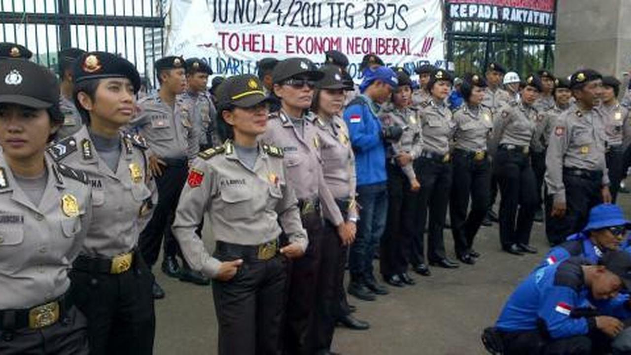 Pendemo dilarang tukeran nomor HP dengan polwan cantik