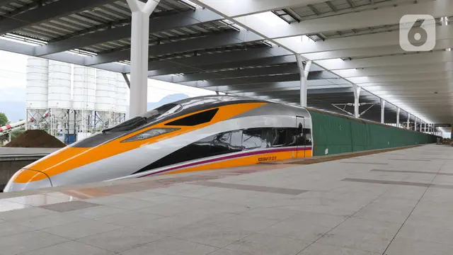 Rangkaian Kereta Cepat Jakarta-Bandung Terparkir di Stasiun Tegalluar
