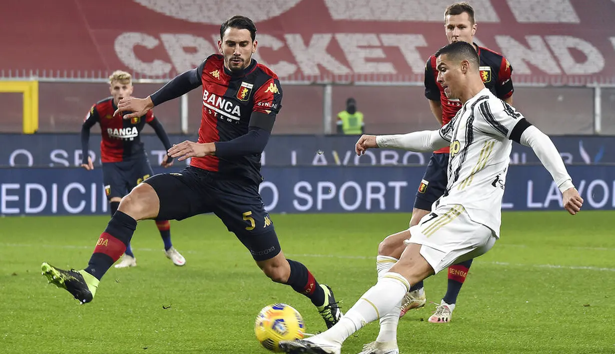 Pemain Juventus Cristiano Ronaldo (kanan) menggiring bola saat melawan Genoa pada pertandingan Serie A Italia di Stadion Luigi Ferraris, Genoa, Italia, Minggu (13/12/2020). Juventus menang 3-1, Ronaldo mencetak dua gol. (Tano Pecoraro/LaPresse via AP)