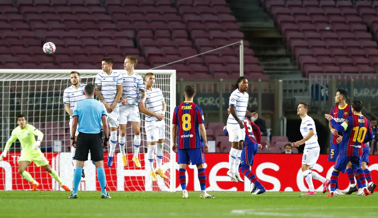 Pemain Barcelona Lionel Messi(kanan) melakukan tendangan bebas saat menghadapi Dynamo Kyiv pada pertandingan Grup G Liga Champions di Camp Nou, Barcelona, Spanyol, Rabu (4/11/2020). Barcelona menang 2-1. (AP Photo/Joan Monfort)