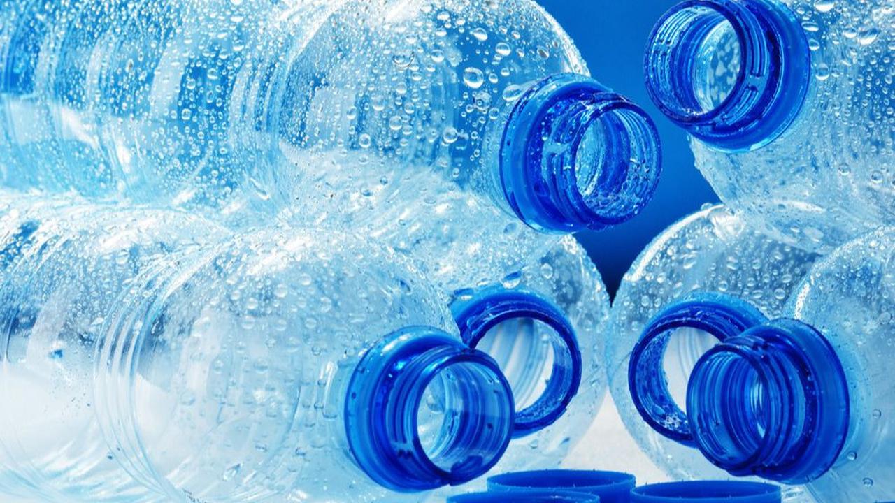 <b>2. Belah Botol Plastik Menjadi 2 Bagian</b>