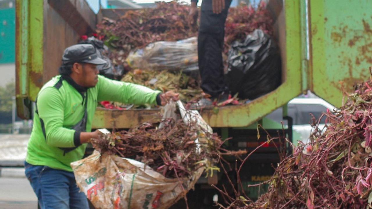 Kerusakan ini akibat pengunjung yang berlebihan dan kurangnya kesadaran terhadap lingkungan sekitar.