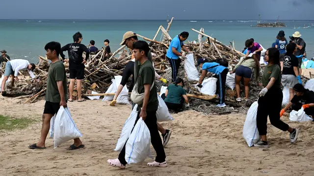 Bergerak, Ratusan Orang Bersihkan Sampah di Pantai Kedonganan Bali