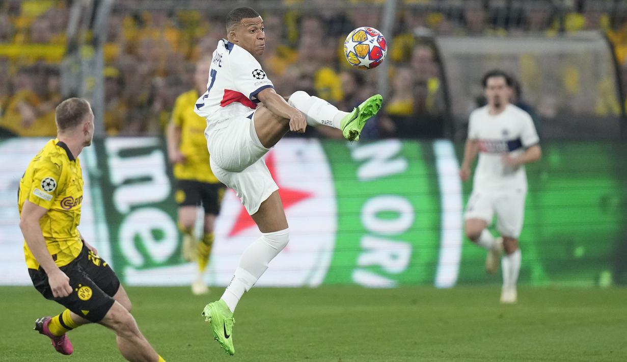 Striker PSG, Kylian Mbappe berusaha mengontrol bola saat menghadapi Borussia Dortmund pada laga leg pertama semifinal Liga Champions 2023/2024 di Signal Iduna Park Stadium, Dortmund, Rabu (1/5/2024). (AP Photo/Matthias Schrader)