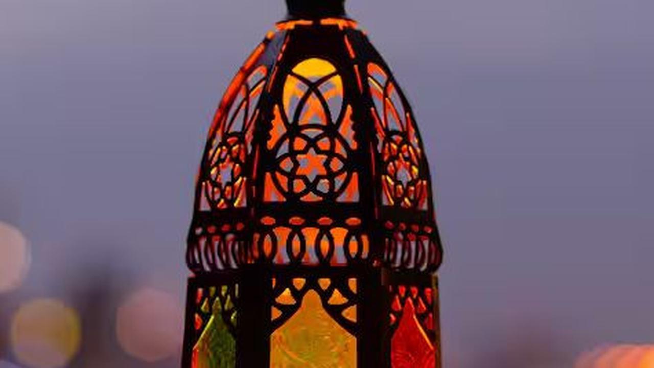 Dalam melakukan puasa di bulan Muharram, kita dianjurkan untuk menjalankannya sebanyak mungkin, tapi tidak perlu sampai sebulan penuh. Dan yang lebih utama adalah dengan menjalankan puasa Asyura, yaitu puasa sunnah yang dilakukan pada tanggal 10 Muharram.
