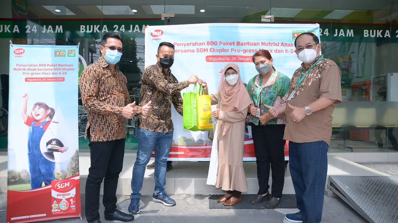 SGM Eksplor bersama Apotek K-24 membagikan 500 paket nutrisi di lima kota, di antaranya Surabaya. (Istimewa)