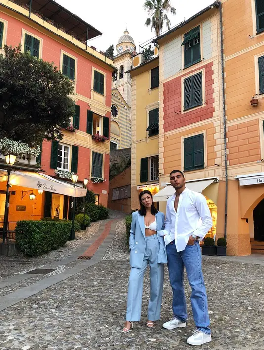 Kourtney pun mengatakan bahwa Younes kerap kali memamerkan tubuhnya di Instagram seperti yang ia lakukan. (instagram/younesbendjima)