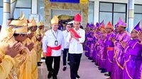 Presiden Jokowi dan Bupati Kepulauan Talaud Elly Engelbert Lasut diterima masyarakat Kabupaten Kepulauan Talaud, Sulut.