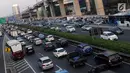 Suasana arus lalu lintas di Tol Dalam Kota Jalan Jend Gatot Subroto, Jakarta, Selasa (18/6/2019). Menurut, TomTom Traffic Index penurunan ini membuat Jakarta turun tiga level, jika 2017 lalu berada di peringkat empat, maka 2018 turun ke posisi tujuh kota termacet. (Liputan6.com/Helmi Fithriansyah)