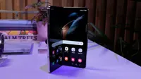 Samsung Galaxy Z Fold4 5G yang baru saja diluncurkan secara resmi. (Liputan6.com/Iskandar)