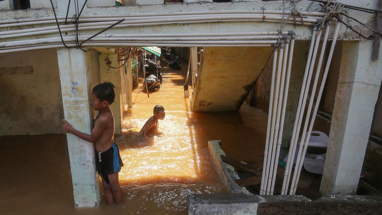 FOTO: Bidara Cina Kembali Terendam, Banjir Capai Dua Meter di Minggu Pagi