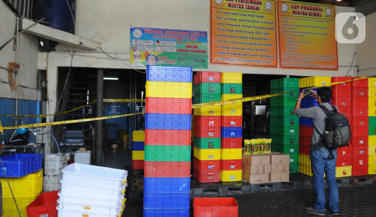 Awak media mengambil gambar gudang pengemasan ulang minyak goreng yang disegel Polres Metro Depok di wilayah Pasir Putih, Sawangan, Rabu (16/3/2022). Penyegelan gudang pada Selasa (15/3) tersebut diduga melakukan repacking merek lain menjadi merek tersendiri. (merdeka.com/Arie Basuki)