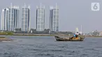 Seorang nelayan mencari ikan di kawasan Pulau G Reklamasi, Muara Angke, Jakarta Utara, Kamis (31/10/2019). Para nelayan di Muara Angke mengeluhkan keberadaan Pulau G yang kerap kali mengganggu aktivitas melaut mereka. (Liputan6.com/Herman Zakharia)