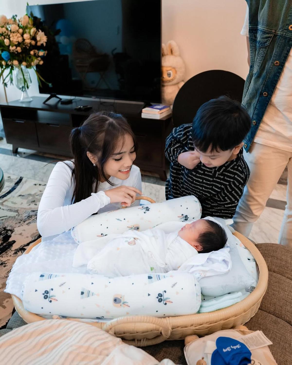 Potret Fuji dan Fadly Faisal Jenguk Baby Jyad, Anak Shandy Purnamasari dan Gilang Juragan99