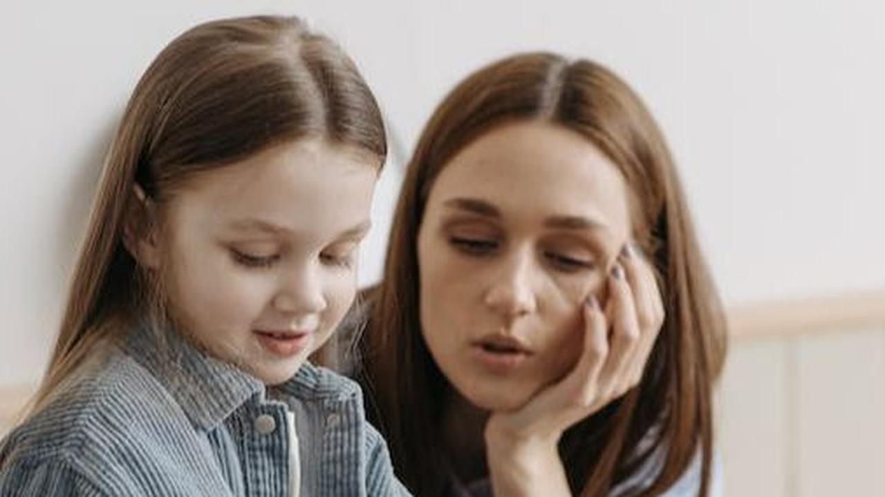 Tunjukkan saat-saat parents merasa marah atau frustasi dan katakan secara lantang. Seperti contoh, 'Wow, Mama marah sekali karena kucing itu mencuri ikan mama."