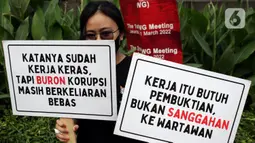 Aktivis dari Indonesia Corruption Watch (ICW) melakukan aksi di depan Gedung Merah Putih Komisi Pemberantasan Korupsi (KPK), Jakarta, Selasa (28/6/2022). Dalam aksinya, Aktivis ICW membawa sejumlah poster untuk mengingatkan KPK terkait kasus buronnya tersangka korupsi, Harun Masiku. (Liputan6.com/Helmi Fithriansyah)