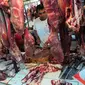 Seorang pedagang memotong daging sapi menjadi bagian yang lebih kecil, Pasar Senen, Jakarta, Rabu (25/6/2014) (Liputan6.com/Faizal Fanani)