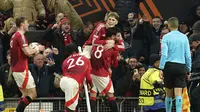 Pemain Manchester United (MU) merayakan gol yang dicetak Bruno Fernandes ke gawang Real Sociedad dalam laga leg kedua 16 besar Liga Europa di Old Trafford, Jumat (14/3/2025) dini hari WIB. MU menang 4-1 dalam pertandingan ini dan lolos ke perempat final Liga Europa dengan kemenangann agregat 5-2. (AP Photo/Dave Thompson)