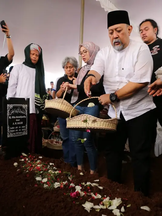 Pemakaman Istri Indro Warkop