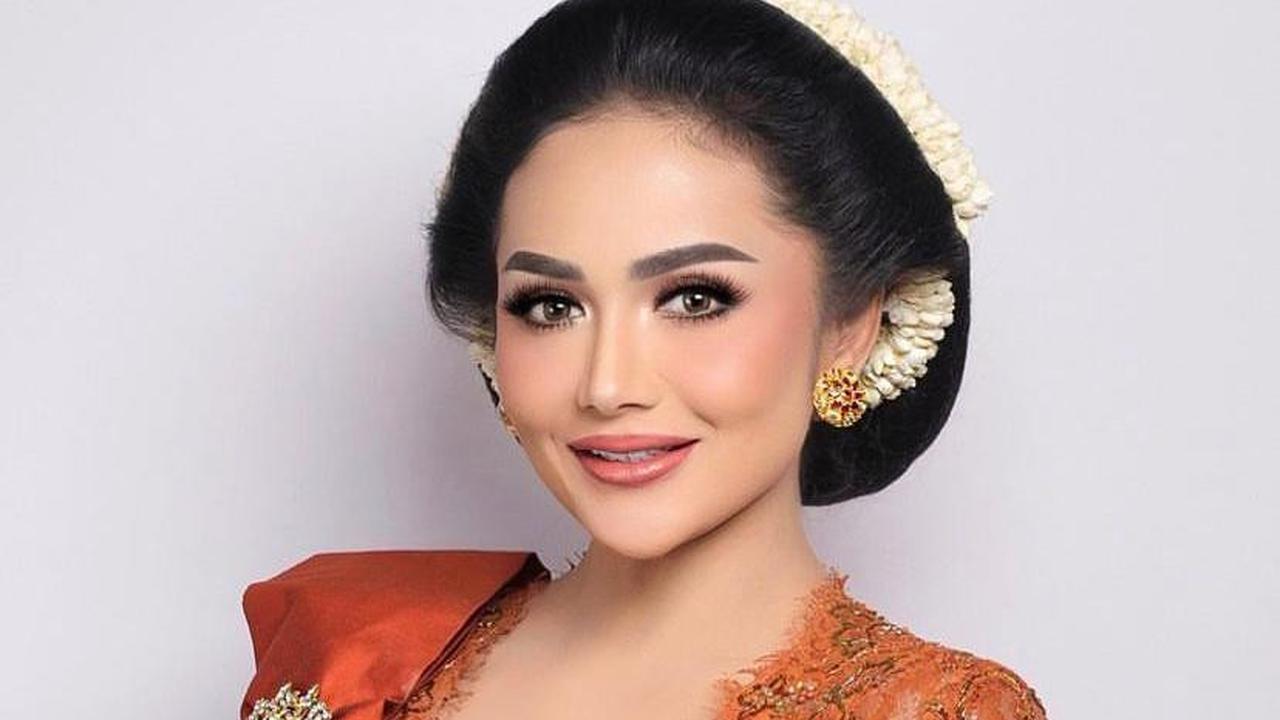 Gaya Aurel Hermansyah, Ashanty, dan Krisdayanti Berkebaya di Acara Tedak Siten Ameena