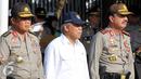 Menteri PUPR, Basuki Hadimuljono (tengah) bersama Wakapolri Budi Gunawan (kanan) mengikuti apel gelar pasukan operasi ketupat 2015 di Mapolda Metro Jaya, Jakarta, Kamis (9/7/2015). (Liputan6.com/Helmi Afandi)