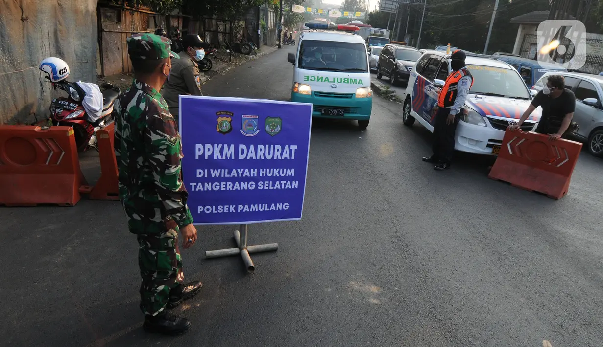 Petugas Gabungan memutar balik kendaraan menuju Jakarta di Pos PPKM Tangerang Selatan di Jalan RE.Martadinata, Tangerang Selatan, Banten, Senin (5/7/2021). Ribuan kendaraan bermotor diputar balik pada ruas jalan raya yang menghubungkan Parung Bogor-Lebak Bulus Jakarta. (merdeka.com/ Arie Basuki)