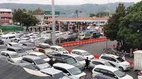 Kepadatan penumpang di Pelabuhan Ketapang pada saat libur panjang Nataru 2023 (Hermawan Arifianto/Liputan6.com)