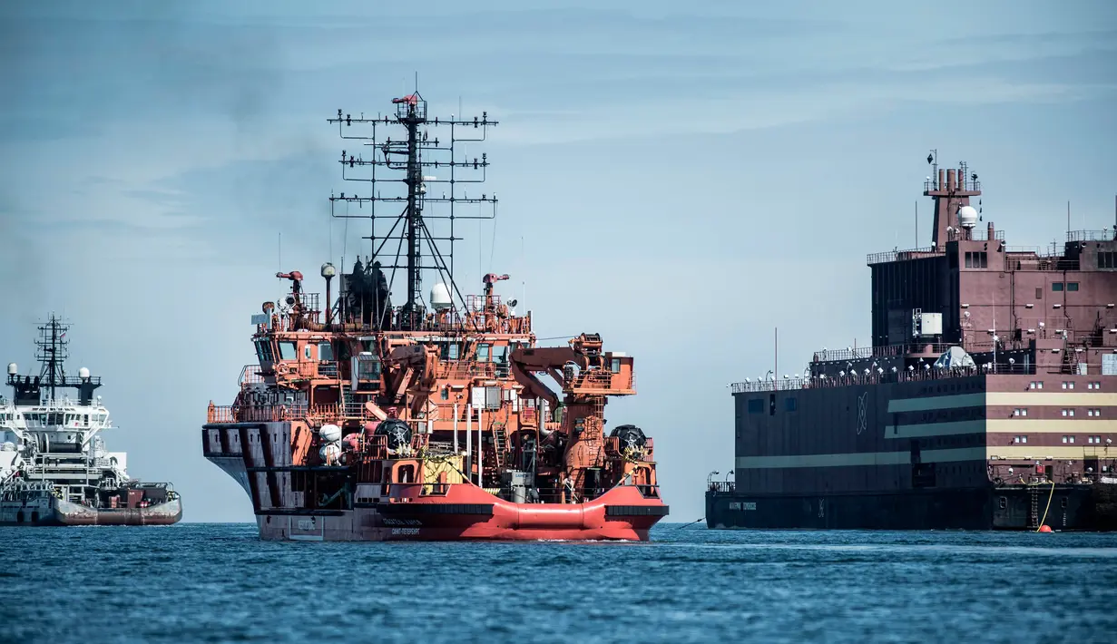 Academy Lomonosov bergerak melewati Pulau Langeland, Denmark menuju Murmansk di barat laut Rusia, (4/5). Academy Lomonosov memiliki dua reaktor KLT-40S yang mampu memproduksi hingga 70 megawatt listrik. (AFP Photo/Ritzau Scanpix)