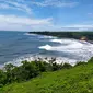 Hamparan laut yang luas memberikan sensasi berbeda saat anda menikmati wisata di kawasan wisata Puncak Guha, Garut, Jawa Barat. (Liputan6.com/Jayadi Supriadin)