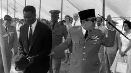 Presiden Republik Indonesia Achmed Sukarno menerima kedatangan Presiden Guinea, Ahmed Sekou Toure negara baru di Afrika Barat Daya, di Istana Presiden Bogor dalam kunjungan resmi kenegaraan, 25 September 1960. (AFP PHOTO)