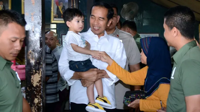 Jokowi Libur Akhir Pekan Bermain bersama Cucu