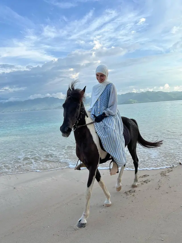 Shireen Sungkar Berkuda
