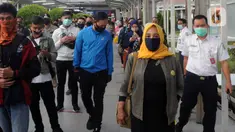 Wali Kota Bogor Bima Arya (tengah) saat meninjau Stasiun Bogor, Jawa Barat, Selasa (9/6/2020). Bima Arya mengunjungi Stasiun Bogor untuk melihat kesiapan aparat keamanan mengantisipasi antrean panjang serta penerapan protokol kesehatan pada penumpang KRL. (merdeka.com/Arie Basuki)