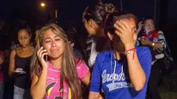 Kerabat dan keluarga tahanan menanggis menunggu informasi kerusuhan di penjara Cadereyta di Monterrey, Meksiko, (27/3). Dikabarkan akibat kerusuhan ini setidaknya 45 orang terluka antaranya penjaga dan tahanan. (AFP Photo / Julio Cesar Aguilar)