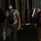 Warga melintasi terowongan Kendal, Dukuh Atas, Jakarta, Kamis (21/1/2021). Untuk mencegah penyebaran virus COVID-19, pemerintah memperpanjang pemberlakuan pembatasan kegiatan masyarakat (PPKM) di Jawa-Bali selama 14 hari kedepan, mulai 26 Januari-8 Februari 2021. (Liputan6.com/Helmi Fithriansyah)