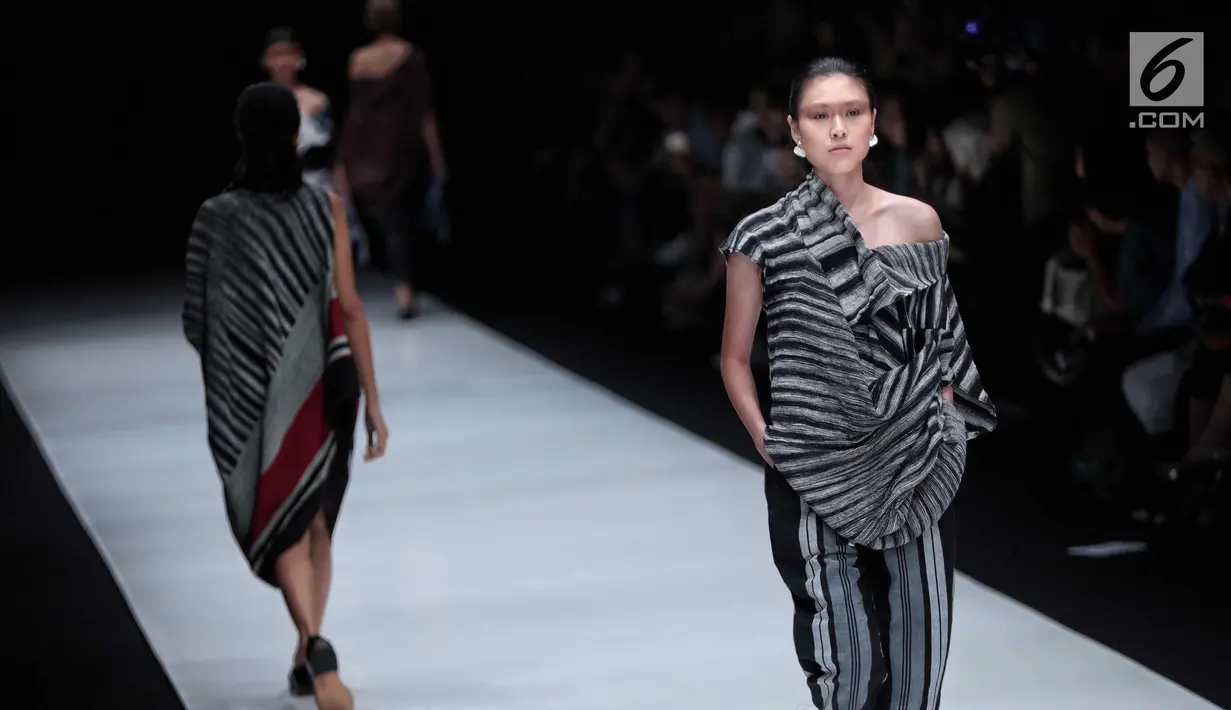 Sejumlah model berjalan diatas catwalk membawakan rancangan karya Lulu Lutfi Labibi dalam Jakarta Fashion Week 2018 di Senayan City, Jakarta, Kamis (26/10). (Liputan6.com/Faizal Fanani)